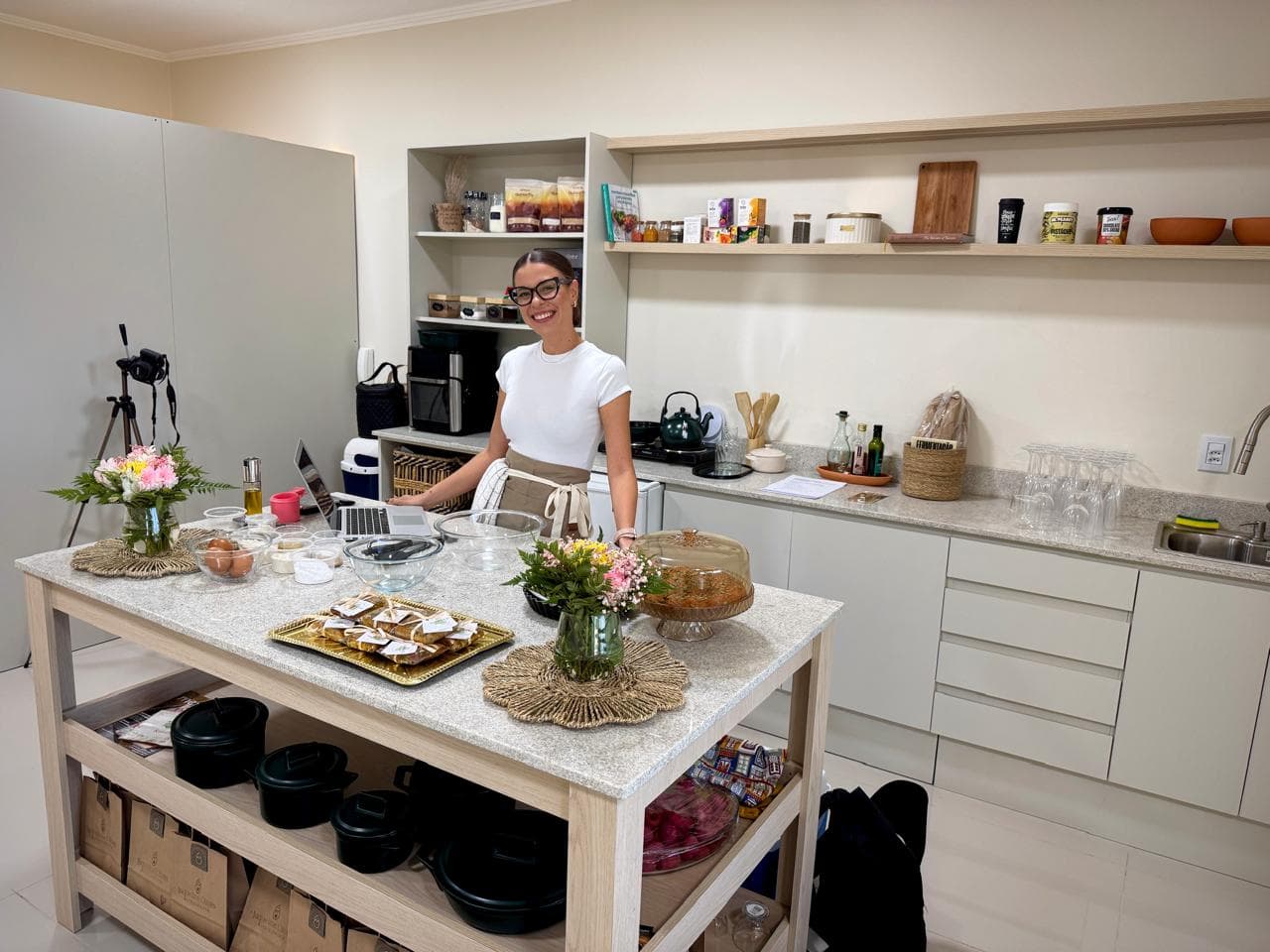 Vanessa em workshop, conduzindo uma aula entre ingredientes reais.